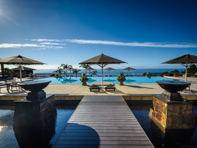 プールサイド_sankara hotel&spa屋久島