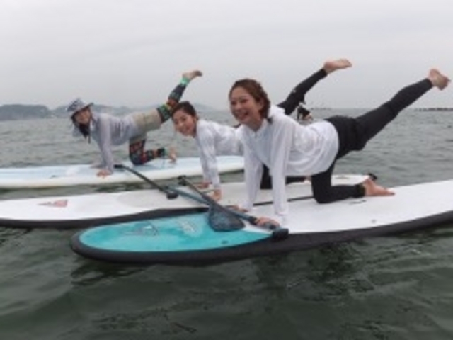 ヨガのポーズにチャレンジ!?海の上ならリラックス効果もアップ!_鎌倉ハイサーフ