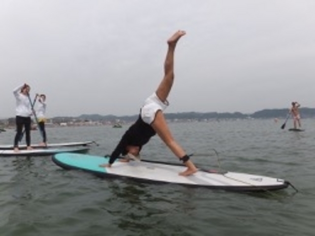 ヨガのポーズにチャレンジ!?海の上ならリラックス効果もアップ!_鎌倉ハイサーフ