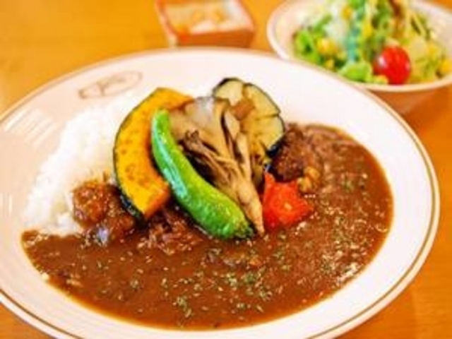蒜山のジャージー牛を使用しじっくり煮込んだホテルメイドのカレー_ホテル蒜山ヒルズ