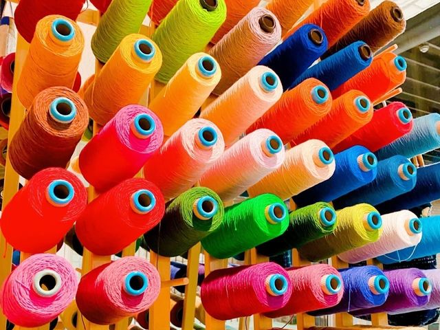 いろいろな色に囲まれて機織り、何回糸を変えてもOKです。_YUTORI ART&CRAFT
