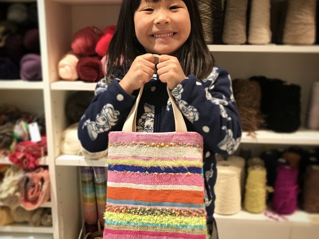 自分で織った布のバックにニッコリ_YUTORI ART&CRAFT