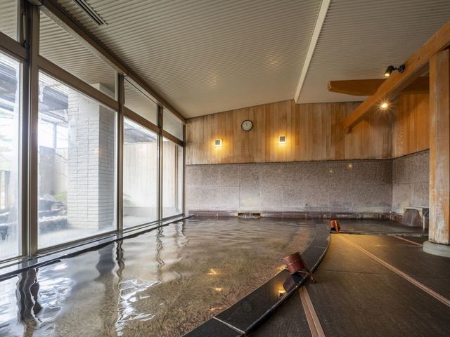 烟河【元亀の湯】浴場専用の畳を使用しています。滑りにくく、転倒した際の怪我を防止する効果がございます。また冬の時期は、足元の冷えを予防します。_里山の休日 京都・烟河(けぶりかわ)