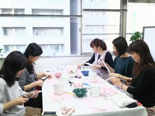 少人数制で和気あいあいとレッスンしています♪_埼玉・志木 ポーセラーツ&クレイケーキサロン Regal Lily(リーガル・リリー)
