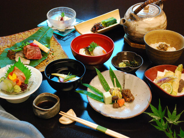 〜国産牛朴葉焼きのミニ会席〜 国産牛をメインとしたミニ会席。_たてしな藍