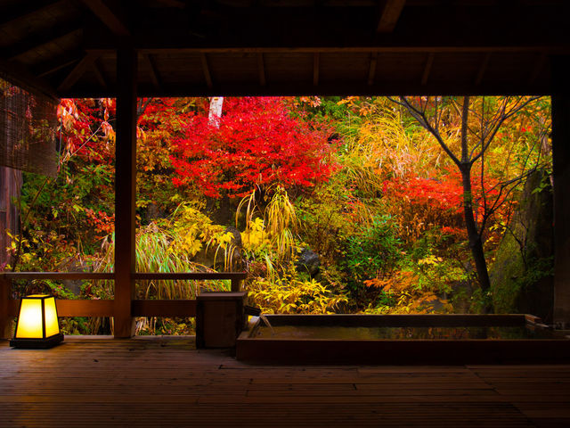 〜貸切露天風呂 水長(すいちょう)の湯 秋〜 目の前に広がる紅葉は一枚の絵画を思わせます。_たてしな藍