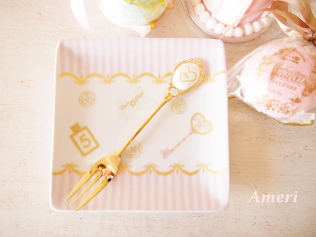 とっても可愛いプレート! ケーキをのせたくなりますね。_札幌ポーセラーツAmeri