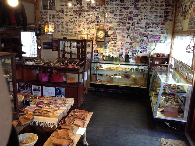 ハンドメイドの革製品が並んでいます。_FAR EAST HORIZON 本店