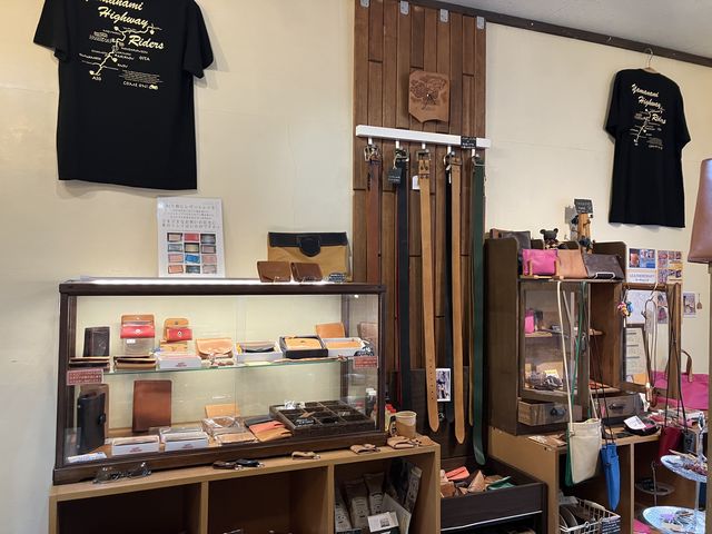 店内にはハギレ革や革細工用の金具、ボタン類などのパーツも置いています。_FAR EAST HORIZON 福岡店