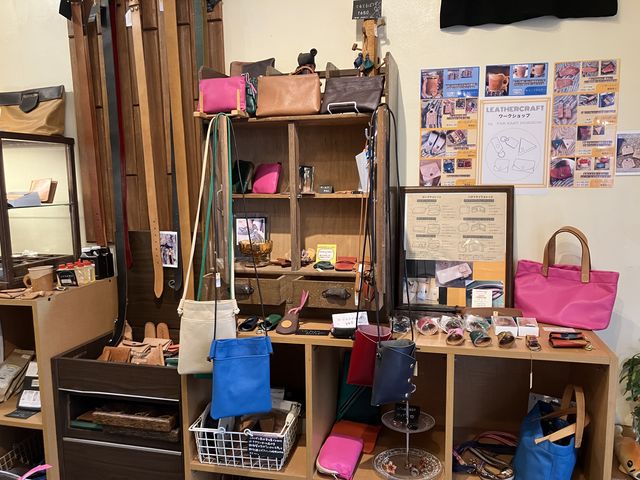 小物は職人在店時はすぐにネーム入れいたします。_FAR EAST HORIZON 福岡店