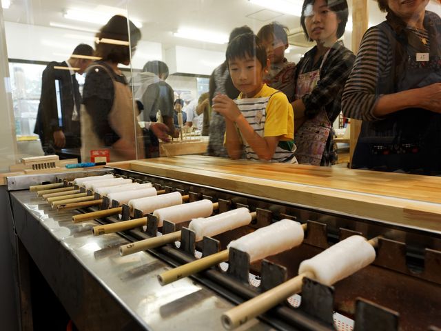 まじかでみれるちくわ焼き_かまぼこ体験工房・直売店のなか