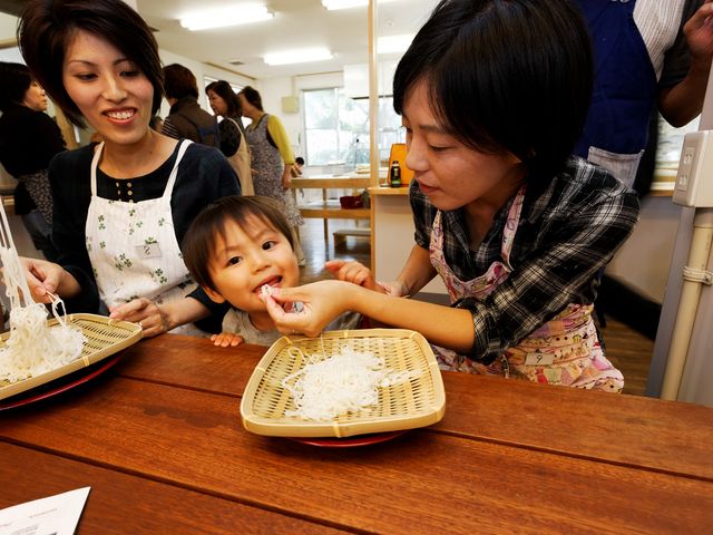 初体験のかまぼこそうめん_かまぼこ体験工房・直売店のなか