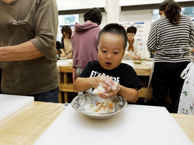 上手にできました_かまぼこ体験工房・直売店のなか