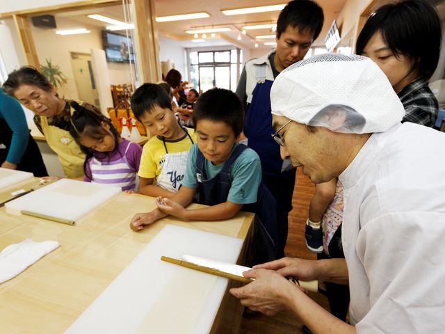 先生が楽しく作り方を教えてくれます_かまぼこ体験工房・直売店のなか