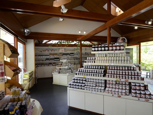 〔軽井沢バイパス店〕店内には、たくさんのジャムが並びます_軽井沢 沢屋