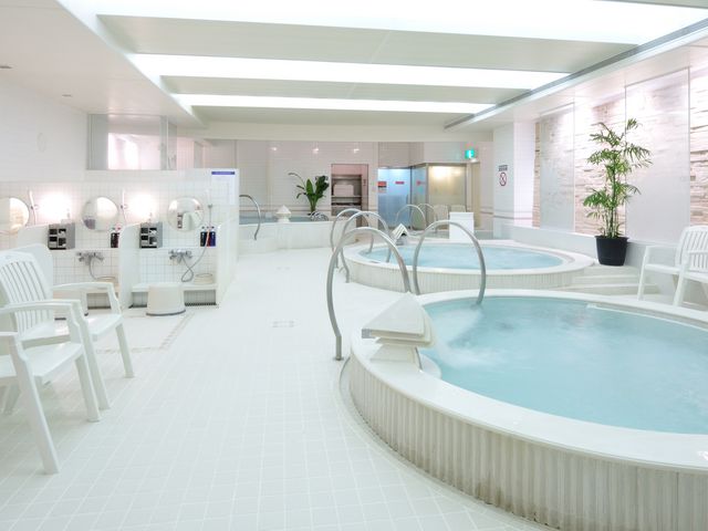 【スパ・アルパ】
広々とした浴室には、多彩な浴槽が揃います。_ホテルエミシア札幌 スパ・アルパ