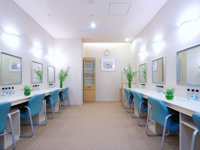 【スパ・アルパ】
明るいパウダールーム。女性用は、美容室に直結しています。_ホテルエミシア札幌 スパ・アルパ