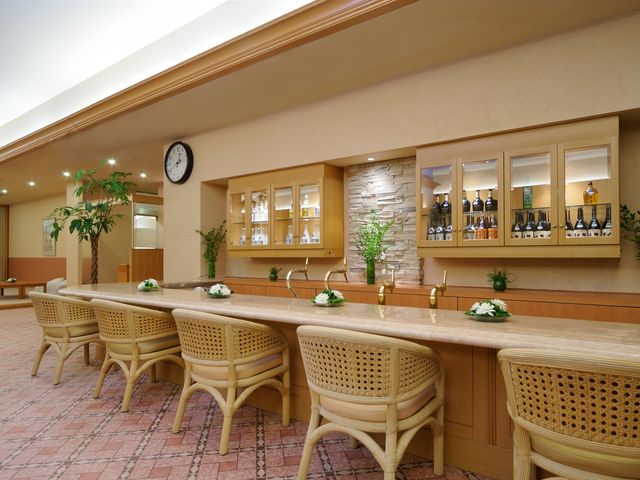 【スパ・アルパ】
ラウンジでは、休憩のほかお食事もお楽しみ頂けます。_ホテルエミシア札幌 スパ・アルパ
