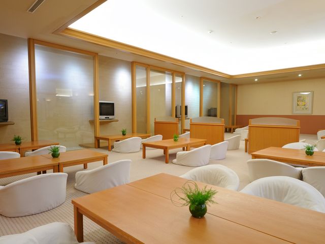 【スパ・アルパ】
ラウンジには、カウンター席や座敷席も。_ホテルエミシア札幌 スパ・アルパ