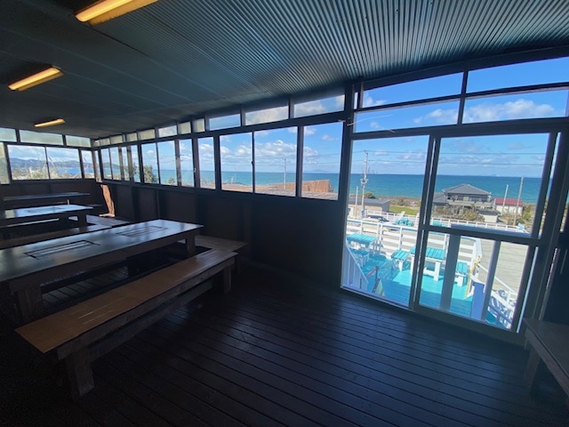 テラス出入口_淡路島バーガー&BBQ俺の駅