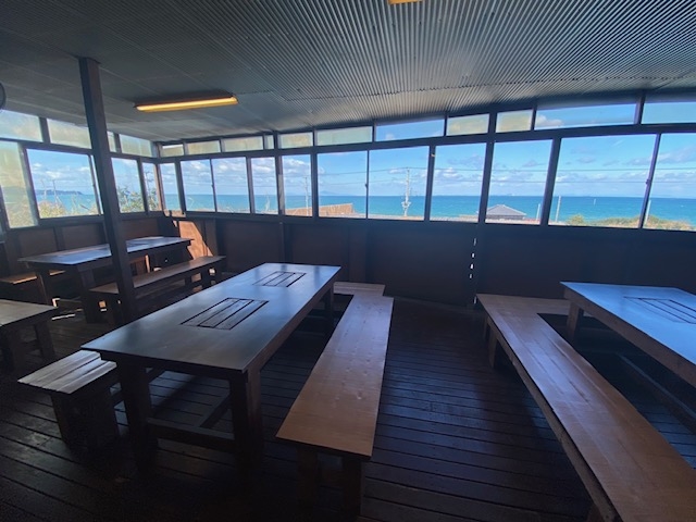 2階テラス 海が臨めます_淡路島バーガー&BBQ俺の駅