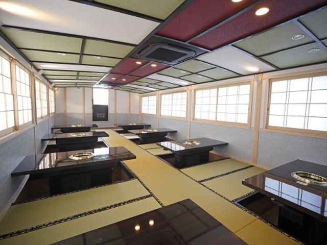 お座敷は、足元ゆったりの掘りごたつ式です。_屋形船 かがやき屋