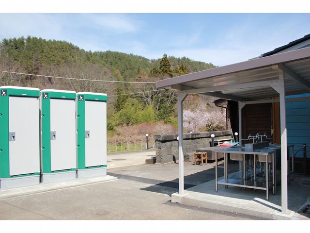 洋式トイレと炊事場_都留市戸沢の森和みの里キャンプ場