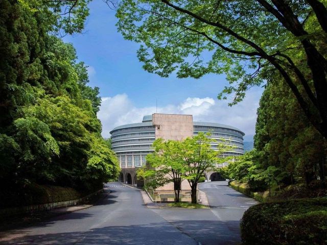 【ホテル外観】村野藤吾氏により、比叡山の麓に自然と調和するように設計された、円形のホテル。_ザ・プリンス 京都 宝ヶ池