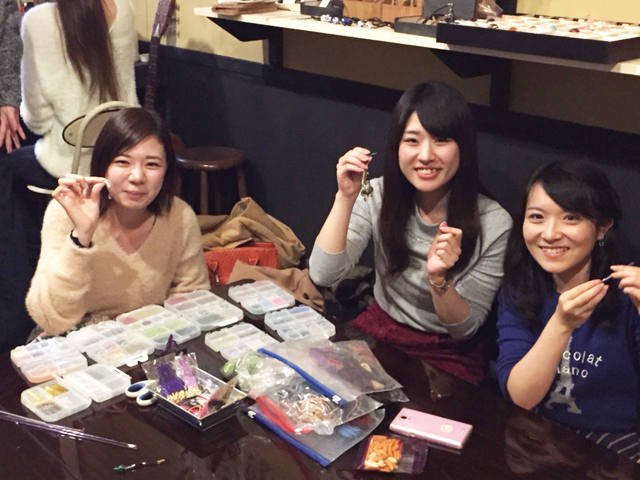 自作のとんぼ玉でアクセサリーにし、楽しそうです。_硝こ工房