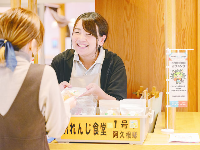 停車駅では、沿線の特産品のお土産も購入可能。_肥薩おれんじ鉄道