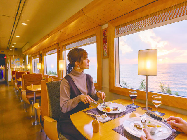 赤く染まる空と海のコントラストが非日常を演出_肥薩おれんじ鉄道