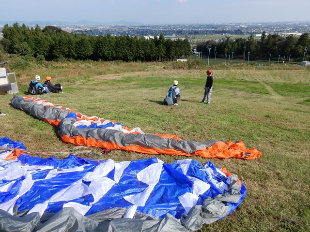 良い風が来るを待ちます。_東海SKYパラグライダースクール