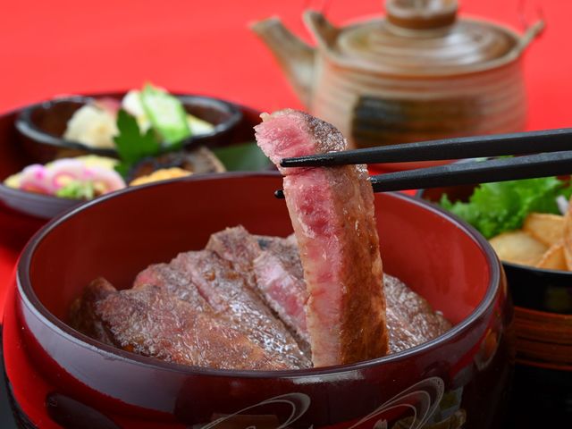 看板メニュー!!!
A5ランク<<みかわ牛葵まぶし>>選べるタレとお肉♪2970円(税込み)〜入浴料込_ホテル三河 海陽閣