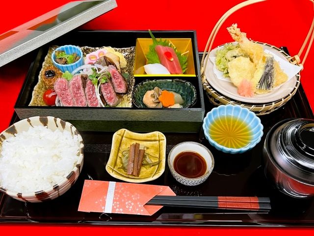 ♪ランチ限定メニュー♪<葵弁当>メインのみかわ牛A5ステーキに、天麩羅、お造り、小鉢、ご飯、赤だし、香の物が付いたプランです♪2970円入浴料込_ホテル三河 海陽閣