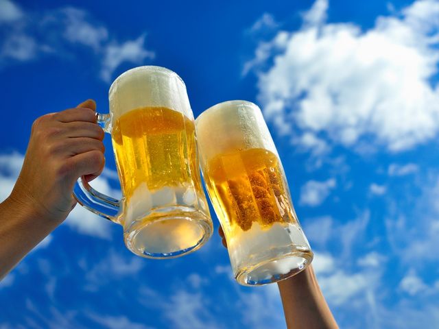 オリオンビールで乾杯_サンセットテラス パピヨン/ロワジールホテル那覇