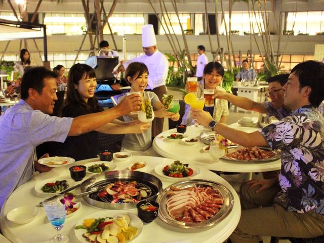 仲間同士でBBQ_サンセットテラス パピヨン/ロワジールホテル那覇