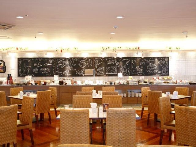 明るい日差しが差し込む店内_オールデイダイニング フォンテーヌ/ロワジールホテル那覇