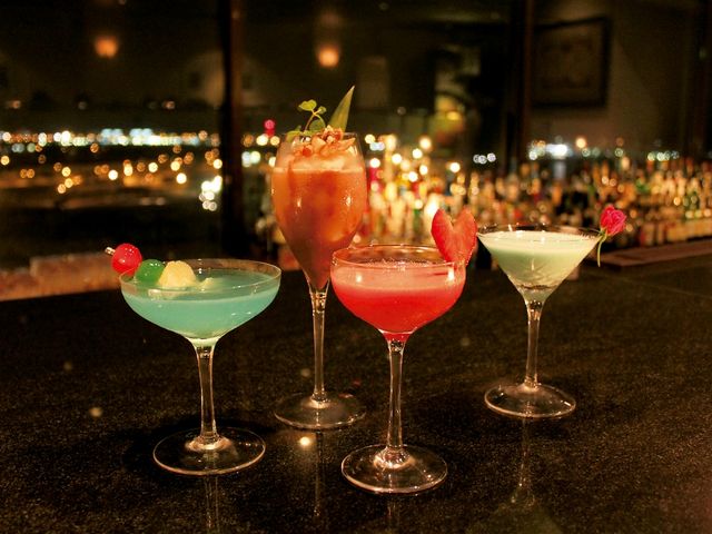 バーテンダーとおしゃべりしながらお好みのカクテルを見つけてください_バープラネート/ロワジールホテル那覇