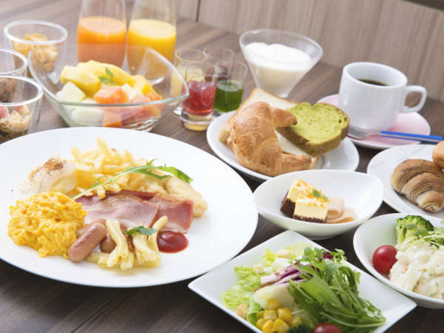 【朝食和洋食バイキング】
契約パン屋さんの素材にこだわった無添加パンなど♪※写真はイメージ
_ホテル京阪京都グランデレストランオクターヴァ