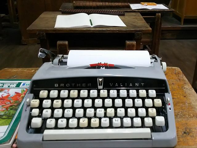 タイプライター実際に打てます。但し壊れやすいため連打禁止。1文字ずつポチポチ押してください。_高山昭和館