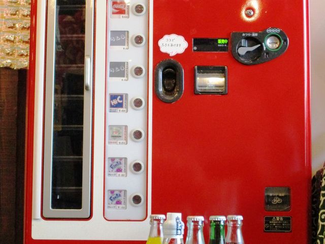 今では珍しい瓶の自動販売機お金を入れてボタンを押すと右から瓶がコロコロ出てきます。_高山昭和館