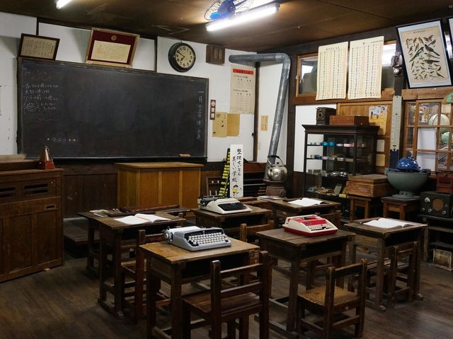 小学校の教室 おじいちゃんおばあちゃんはこんな木の机とイスで勉強したのでは!?_高山昭和館