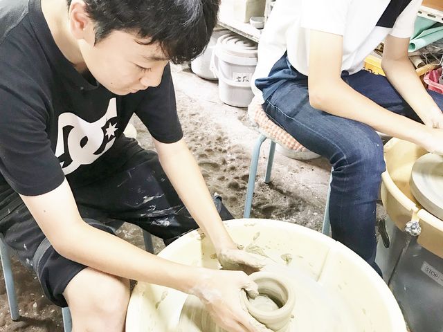 粘土は触るだけでも癒されます。子供の頃の泥遊びも思い出されますね。_楓窯陶芸工房
