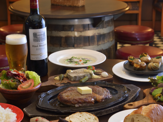 ボリューム満点のステーキと飲み放題がセットに_THE SAIHOKUKAN HOTEL