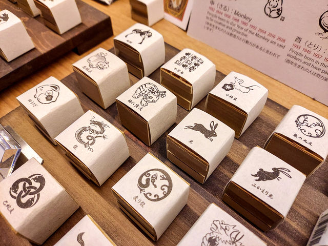 木製のスタンプは、おひとつ1,200円〜。干支も取り揃えております。_唐丸