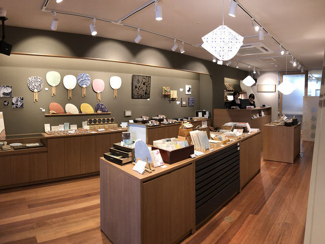 店内の様子。
ライトや、パネルなどインテリア商品もあります。_唐丸