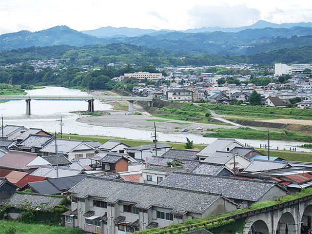 屋上からの眺め。隣接する「五新鉄道跡」と「吉野川」_金剛乃湯 リバーサイドホテル