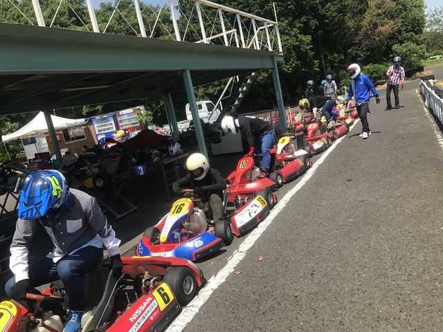 こんな感じでカートに乗り込んでもらい走行します_カートランド四国