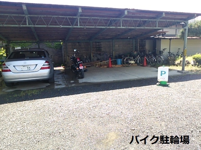 屋根付きバイク置き場_いいざか 日帰り温泉 伊勢屋