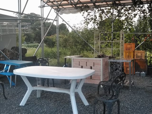 屋根付きのバーベキュー場です。カマド・鉄板・金網やテーブル・椅子・調理器具もあります。_体験型農園 みんなの田舎